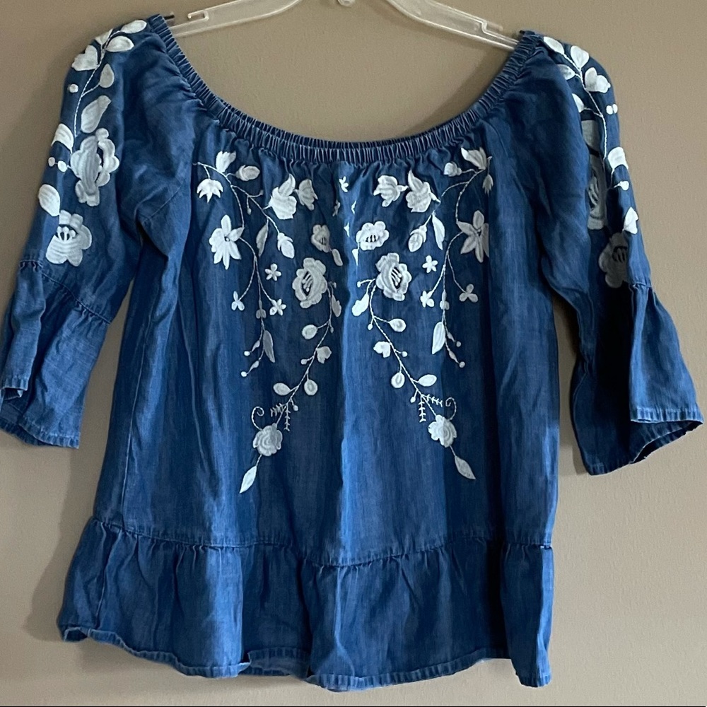 Blue Rain boutique brand Chambray/White floral Embroidered Top. Size L